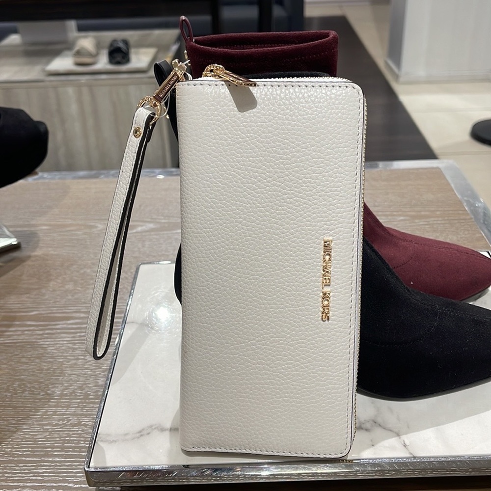 MICHAEL KORS LARGE TRAVEL CONTINENTAL WRISTLET WALLET OPTIC WHITE COLOR - Picture 4 of 16